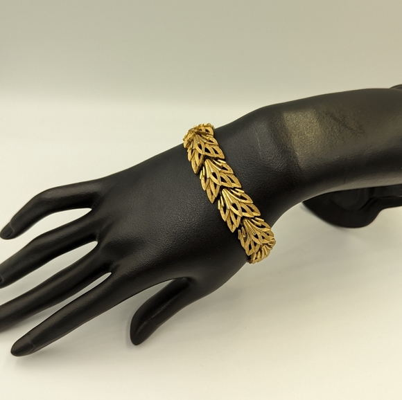 Beautiful Vintage Brushed Gold Tone Crown Trifari Leaf motifs 7" long Bracelet - Picture 3 of 9